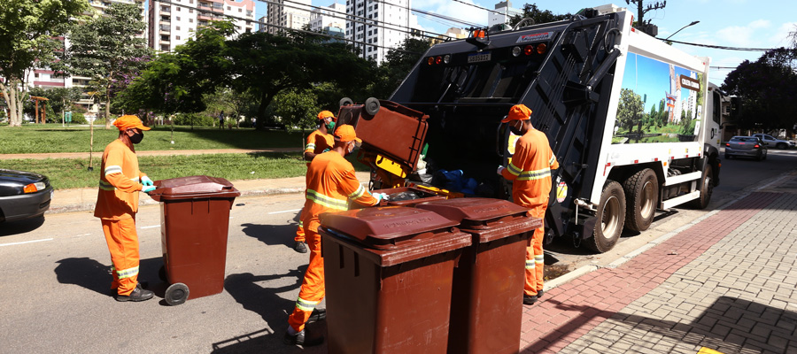 Funcionários da URBAM realizando o serviço de capina