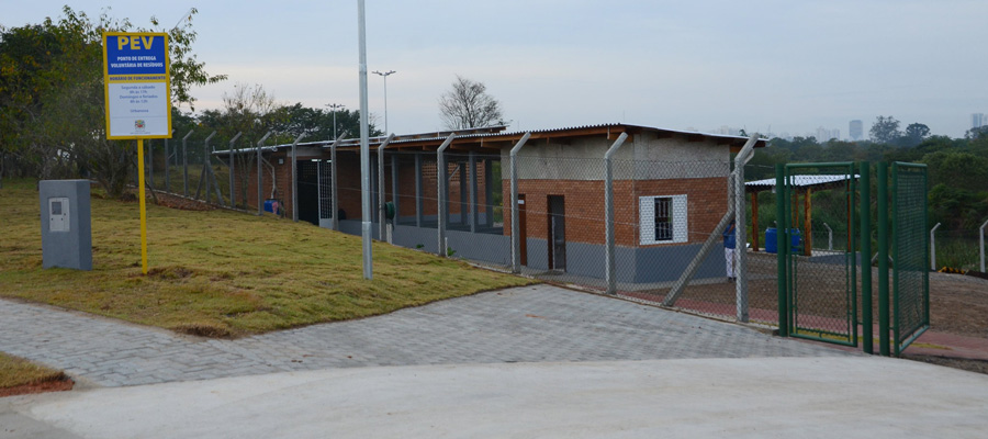 Funcionários da URBAM realizando o serviço de capina