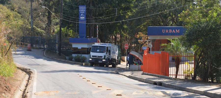 Funcionários da URBAM realizando o serviço de capina