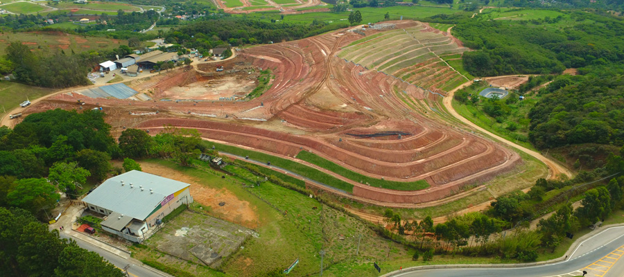 Funcionários da URBAM realizando o serviço de capina