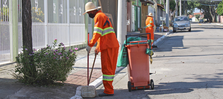 Funcionários da URBAM realizando o serviço de capina