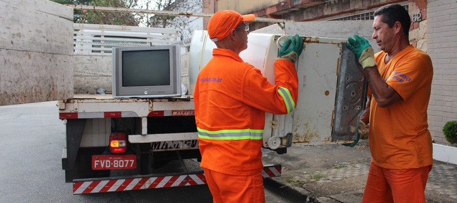 Funcionários da URBAM realizando o serviço de capina