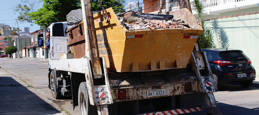 Funcionários da URBAM realizando o serviço de capina