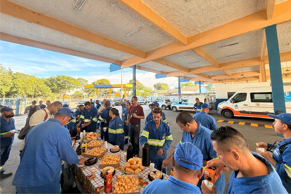 Colaboradores do time de manutenção em unidades esportivas tomam café na nova base
