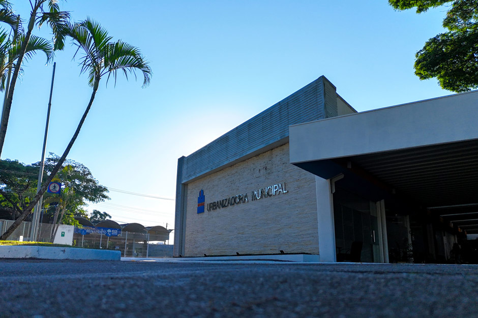 Fachada da sede da Urbam é vista debaixo