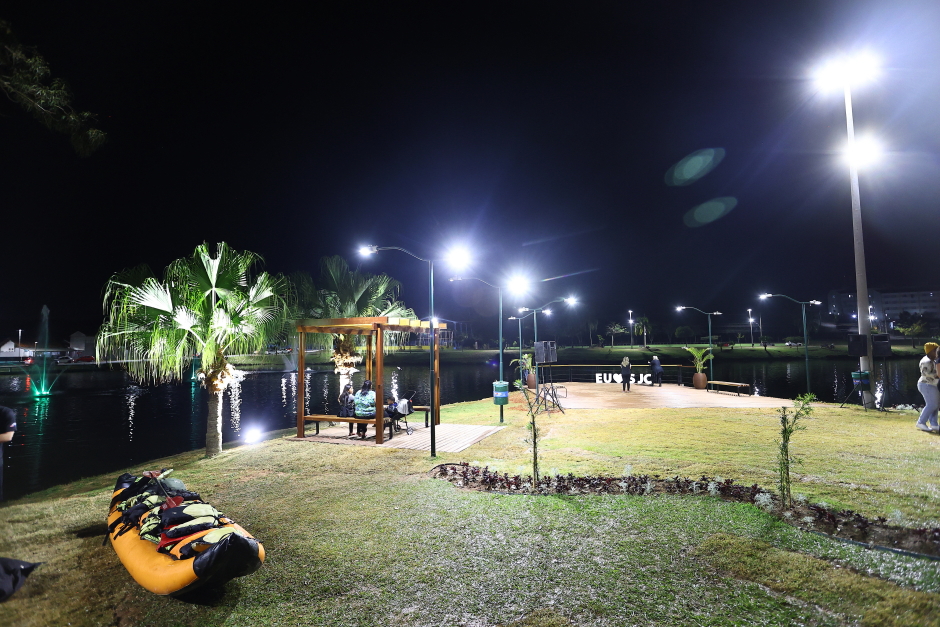 Iluminação em LED de São José destaca área verde da cidade durante a noite