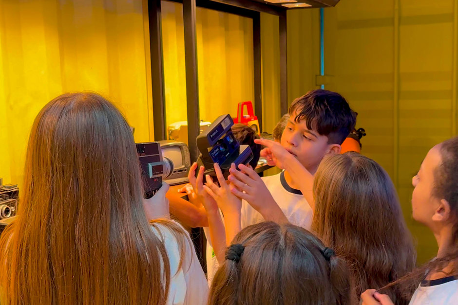 Visitantes mirins do Museu do Lixo se encantam com câmeras antigas disponíveis do acervo