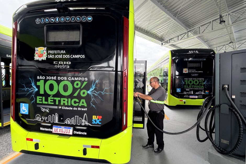 Novo ônibus elétrico é carregado na nova estação de carregamento elétrico da região sul