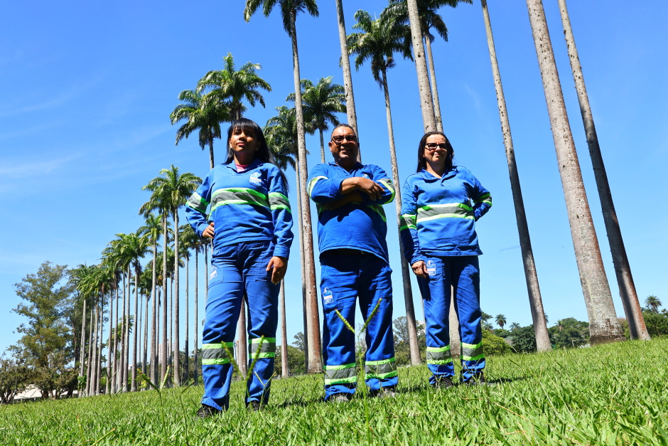 Duas colaboradoras e um funcionário responsáveis pela zeladoria aparecem uniformizados em azul no Parque da Cidade