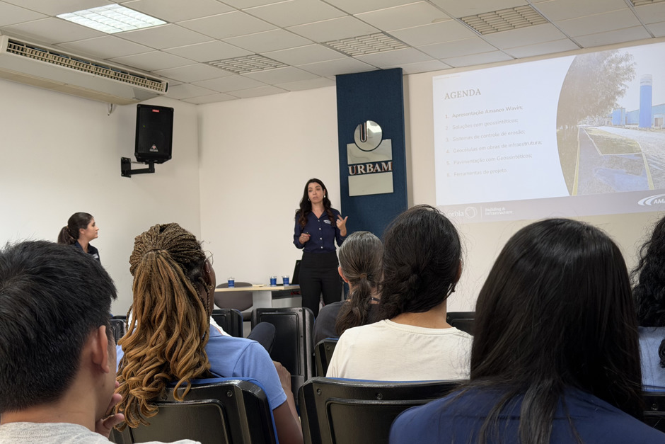 Representantes da Amanco Wavin ministrando palestra no auditório da sede da Urbam