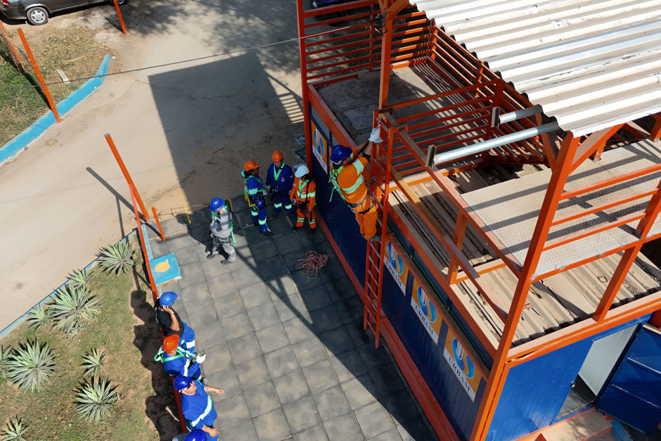 Nova estrutura vista de cima mostra trabalhadores fazendo simulação de ancoragem para trabalho em altura