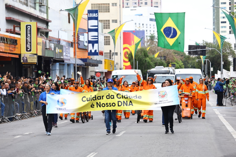 Equipe da limpeza urbana desfilando na Rua 15 de Novembro em 2025