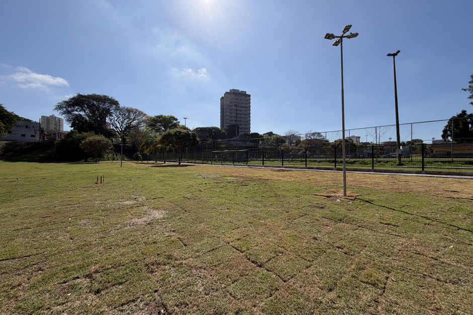 Praça revitalizada com grama nova e passeio revitalizado