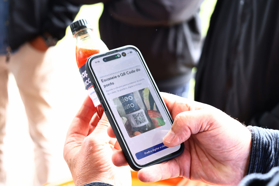 Código QR é escaneado em adesivo colado na garrafa PET com óleo de cozinha