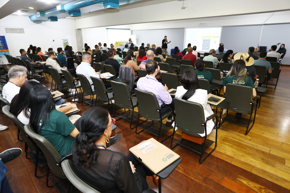 Participantes do primeiro Seminário de Resíduos Sólidos prestam atenção em palestra sobre resíduos
